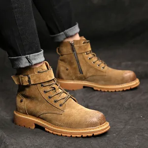 Vista dettagliata di eleganti stivali da lavoro in pelle scamosciata marrone uomo