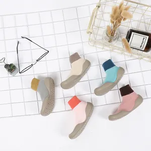 Detailansicht bunter rutschfester Babysocken-Schuhe mit weicher Sohle für Kleinkinder