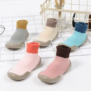 Detail von rutschfesten Bodensocken für Kleinkinder mit weichen Sohlen in Farben