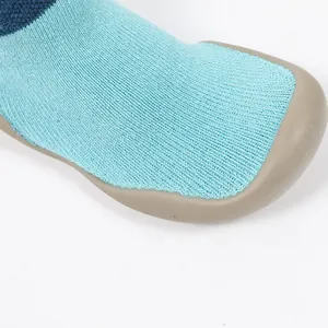 Nahaufnahme der Strickstruktur und der weichen Gummisohle dieser Baby-Hausschuhe