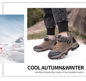 Nahaufnahme brauner Winter-Outdoor-Schuhe für Kinder mit warmem Fleecefutter und orangefarbenen Schnüren.