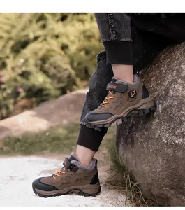 Detailansicht warmer Winter-Wanderschuhe für Jungen mit weichem Plüschfutter im Freien
