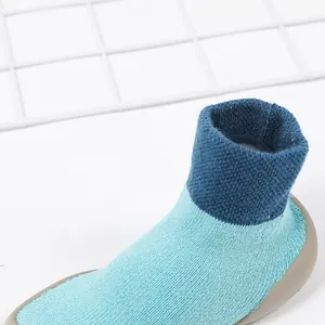 Nahaufnahme der Strick-Babysocken-Schuhe mit rutschfester, weicher Sohle in Blau