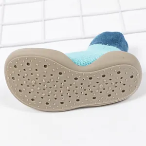 Detailansicht der rutschfesten, weichen Gummisohlentextur von Baby-Bodensockenschuhen