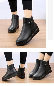 Nahaufnahme der warmen schwarzen Damen-Stiefeletten mit rutschfester flacher Sohle und Anhänger