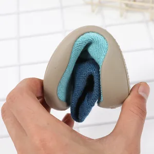 Detail der flexiblen weichen Sohle von Baby-Bodensocken mit Strickstoffstruktur.