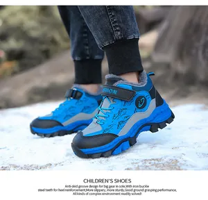 Nahaufnahme blauer Kinderschneestiefel mit Thermofutter und robuster rutschfester Gummisohle