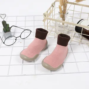 Detailansicht der rosa Baby-Bodensocken mit rutschfesten Sohlen für Kleinkinder