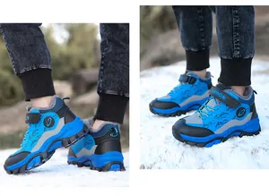 Details von blauen, fleece-gefütterten Schneestiefeln für Kinder im Außeneinsatz