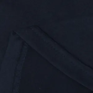 Κοντινό πλάνο στη λεπτομέρεια της ραφής μιας γυναικείας μπλούζας με λαιμόκοψη V