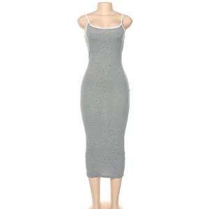 Vue d'ensemble d'une robe midi moulante grise avec bretelles blanches sur mannequin