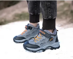 Seitenansicht grauer Winterstiefel für Jungen mit warmem Fleece-Futter und orangen Schnürsenkeln