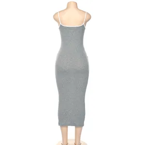 Vue arrière d'une robe midi moulante grise avec de fines bretelles blanches contrastées