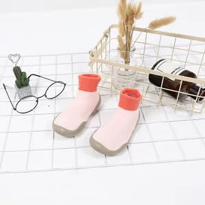 Rutschfeste Kleinkinder-Bodensocken mit weichen Gummisohlen und rosa Strick-Design