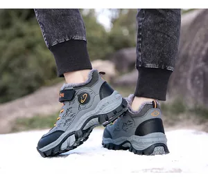 Detailansicht der grauen, gefütterten Schneestiefel für Jungen für Outdoor-Aktivitäten