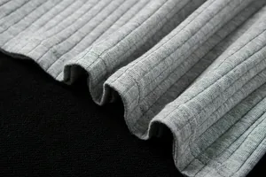 Gros plan de la texture du tissu côtelé gris montrant la couture de qualité