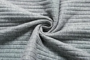 Vue macro du tissu en maille côtelée grise montrant la texture douce et élastique