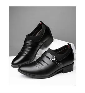 Detail van zwarte heren verhogende nette schoenen met geplooide voorkant en gesp
