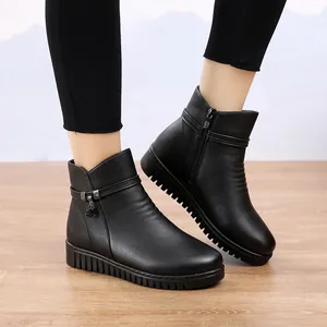 Bequeme schwarze flache Stiefeletten für Damen mit warmem Futter und rutschfesten Sohlen