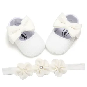 Zapatos de bebé de punto blanco con lazo grande y conjunto de diadema de flores