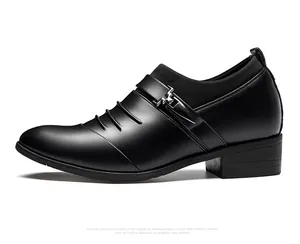 Zijprofiel van formele herenleer schoenen met verhoogde hak en puntige neus
