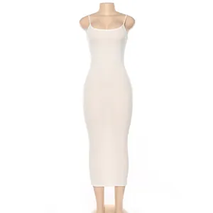 Vue détaillée d'une robe midi blanche côtelée moulante avec de fines bretelles.