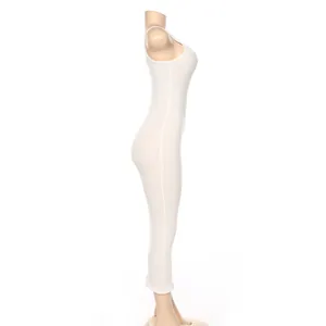 Vue latérale détaillée d'une robe maxi moulante blanche sans manches sur un mannequin