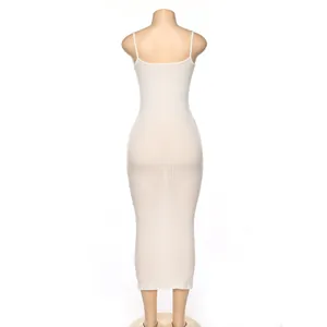 Vue arrière d'une robe longue moulante blanche côtelée à fines bretelles sur un mannequin.