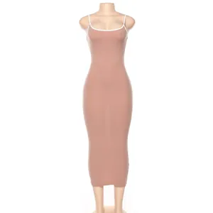 Vue de face d'une robe midi moulante côtelée rose avec fines bretelles blanches.