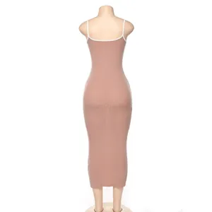 Vue arrière d'une robe longue moulante côtelée rose poudré avec fines bretelles blanches