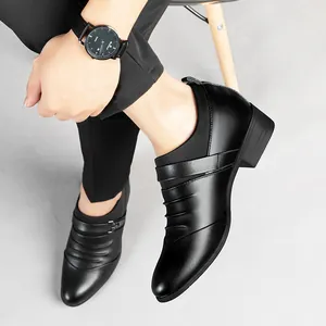 Zwarte heren geklede schoenen met verhoging en puntige neus in Britse slip-on stijl.