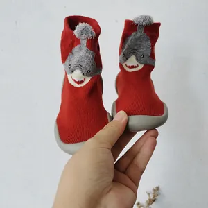 Scarpe a calzino per neonati squalo rosso con suole in gomma antiscivolo grigie