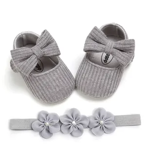 Zapatos de princesa de punto gris con lazos grandes y diadema de flores a juego