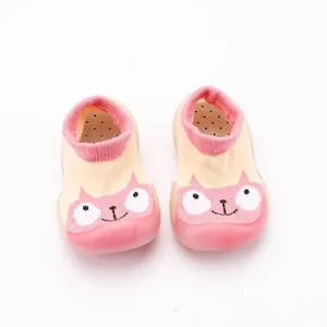 Schattige cartoon baby sokken schoenen met roze kattenpatroon voor peuters.