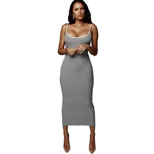Robe longue moulante grise à fines brides blanches pour femme, design côtelé