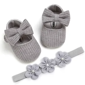 Zapatos de bebé tejidos grises con lazo grande y diadema floral a juego, set de 2 piezas