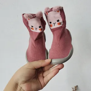 Scarpe a calzino rosa per neonati con gatto cartone animato e suola in gomma morbida