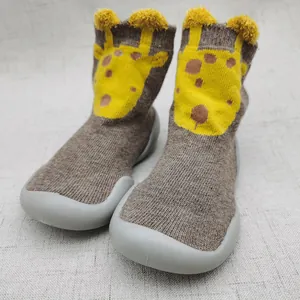 Vista dettagliata delle scarpe a calzino per neonati con allegro design a giraffa
