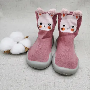 Dettaglio scarpe calzino per neonati rosa con gatto e suole in gomma antiscivolo