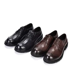 Detailopname van zwarte en bruine leren herenschoenen met vetersluiting, retro stijl.