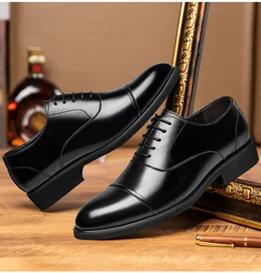 Vue rapprochée de chaussures d'affaires en cuir noir pour hommes pour occasions formelles