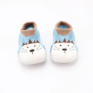 Blauwe babyvloersokschoenen met schattig dierontwerp en veilige antislip rubberen zool