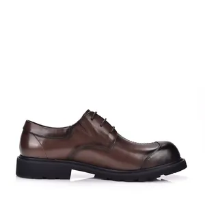 Gedetailleerd zijprofiel van een vintage bruine leren oxfordschoen met dikke zwarte zool