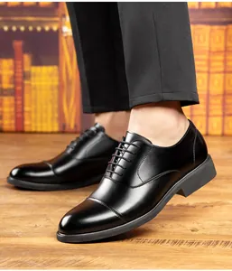 Gros plan détaillé des chaussures richelieu noires classiques pour hommes sur parquet