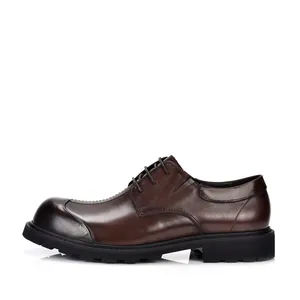 Zijaanzicht van donkerbruine leren heren derby schoenen met dikke zwarte rubberen zool