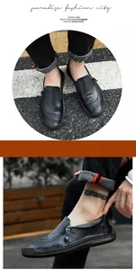 Detailansicht handgefertigter schwarzer Leder-Loafer mit seitlichem Reißverschluss