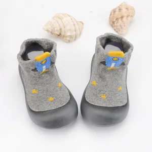 Calcetines de suelo para bebé gris con pingüino y suelas antideslizantes de goma