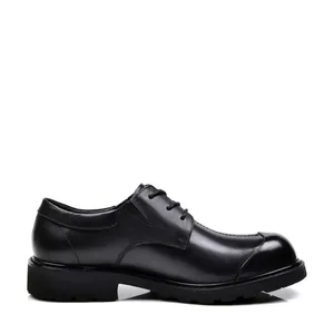 Gedetailleerd zijaanzicht van klassieke heren derby schoenen van zwart leer met versterkte neus