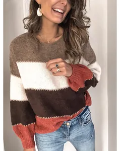 Détail d'un pull en maille rayé color-block décontracté pour femme à col rond.