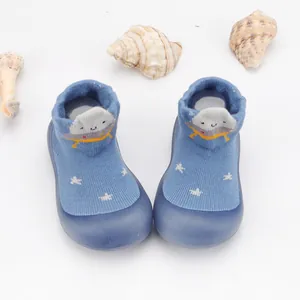 Calcetines de suelo para bebé azul con diseño de OVNI y suelas de goma antideslizantes